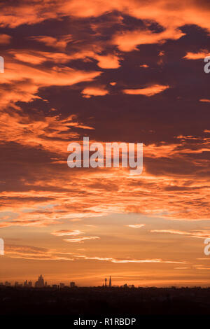 Ville de Londres. 14Th Nov 2018. Météo France : Trouver dawn nuages sur la silhouette de la ville de London Crédit : Amanda rose/Alamy Live News Banque D'Images