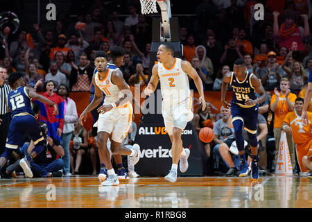 Knoxville, Tennessee, USA. 13Th Nov, 2018. 13 novembre 2018 : Grant Williams # 2 de la Pennsylvania bénévoles crie à son équipe pendant le match de basket-ball de NCAA entre les bénévoles de l'Université du Tennessee et le Georgia Tech Yellow Jackets à Thompson Boling Arena de Knoxville TN Tim Gangloff/CSM Crédit : Cal Sport Media/Alamy Live News Banque D'Images