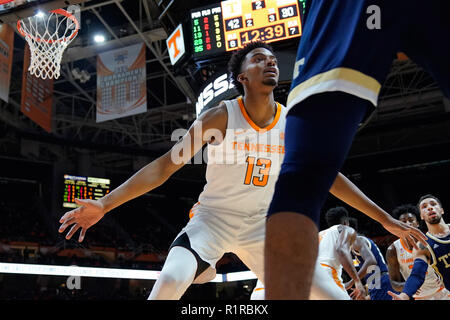 Knoxville, Tennessee, USA. 13Th Nov, 2018. 13 novembre 2018 : Jalen Johnson # 13 de la Pennsylvania bénévoles défend un col entrants pendant la tentative de jeu de basket-ball de NCAA entre les bénévoles de l'Université du Tennessee et le Georgia Tech Yellow Jackets à Thompson Boling Arena de Knoxville TN Tim Gangloff/CSM Crédit : Cal Sport Media/Alamy Live News Banque D'Images