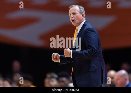 Knoxville, Tennessee, USA. 13Th Nov, 2018. 13 novembre 2018 : l'entraîneur-chef Rick Barnes de la Tennessee bénévoles pendant l'entre jeu de basket-ball de NCAA de l'Université du Tennessee bénévoles et le Georgia Tech Yellow Jackets à Thompson Boling Arena de Knoxville TN Tim Gangloff/CSM Crédit : Cal Sport Media/Alamy Live News Banque D'Images