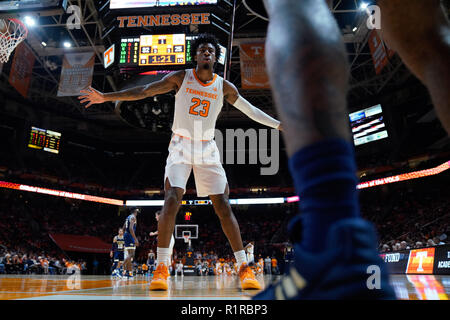 Knoxville, Tennessee, USA. 13Th Nov, 2018. 13 novembre 2018 : La Jordanie # 23 sous gaine de la Tennessee bénévoles défend un col entrant au cours du jeu de basket-ball de NCAA entre les bénévoles de l'Université du Tennessee et le Georgia Tech Yellow Jackets à Thompson Boling Arena de Knoxville TN Tim Gangloff/CSM Crédit : Cal Sport Media/Alamy Live News Banque D'Images
