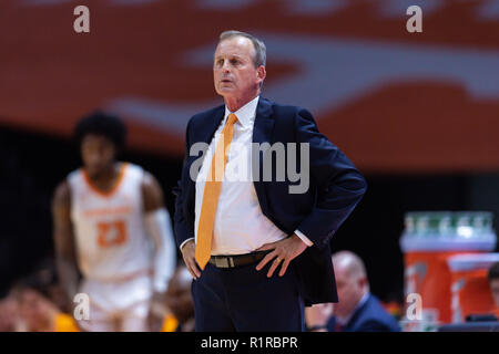 Knoxville, Tennessee, USA. 13Th Nov, 2018. 13 novembre 2018 : l'entraîneur-chef Rick Barnes de la Tennessee bénévoles pendant l'entre jeu de basket-ball de NCAA de l'Université du Tennessee bénévoles et le Georgia Tech Yellow Jackets à Thompson Boling Arena de Knoxville TN Tim Gangloff/CSM Crédit : Cal Sport Media/Alamy Live News Banque D'Images