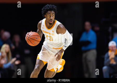 Knoxville, Tennessee, USA. 13Th Nov, 2018. 13 novembre 2018 : La Jordanie # 23 sous gaine de la Tennessee bénévoles permet le ballon de basket-ball de NCAA du tribunal pendant le match entre l'Université du Tennessee bénévoles et le Georgia Tech Yellow Jackets à Thompson Boling Arena de Knoxville TN Tim Gangloff/CSM Crédit : Cal Sport Media/Alamy Live News Banque D'Images
