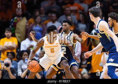 Knoxville, Tennessee, USA. 13Th Nov, 2018. 13 novembre 2018 : l'amiral Schofield # 5 de la Pennsylvania bénévoles durs pour le panier de basket-ball de NCAA contre pendant la match entre l'Université du Tennessee bénévoles et le Georgia Tech Yellow Jackets à Thompson Boling Arena de Knoxville TN Tim Gangloff/CSM Crédit : Cal Sport Media/Alamy Live News Banque D'Images