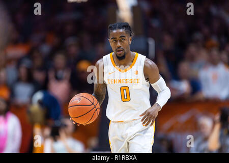 Knoxville, Tennessee, USA. 13Th Nov, 2018. 13 novembre 2018 : La Jordanie Bone # 0 de l'Iowa bénévoles permet le ballon de basket-ball de NCAA du tribunal pendant le match entre l'Université du Tennessee bénévoles et le Georgia Tech Yellow Jackets à Thompson Boling Arena de Knoxville TN Tim Gangloff/CSM Crédit : Cal Sport Media/Alamy Live News Banque D'Images