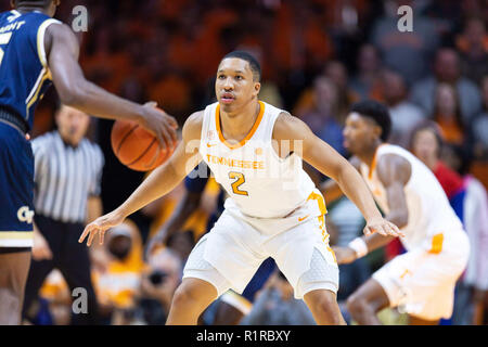 Knoxville, Tennessee, USA. 13Th Nov, 2018. 13 novembre 2018 : Grant Williams # 2 de la Pennsylvania bénévoles défend pendant le match de basket-ball de NCAA entre les bénévoles de l'Université du Tennessee et le Georgia Tech Yellow Jackets à Thompson Boling Arena de Knoxville TN Tim Gangloff/CSM Crédit : Cal Sport Media/Alamy Live News Banque D'Images