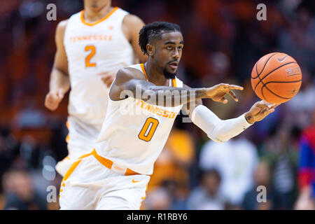 Knoxville, Tennessee, USA. 13Th Nov, 2018. 13 novembre 2018 : La Jordanie Bone # 0 de l'Iowa bénévoles passe le ballon au cours de la jeu de basket-ball de NCAA entre les bénévoles de l'Université du Tennessee et le Georgia Tech Yellow Jackets à Thompson Boling Arena de Knoxville TN Tim Gangloff/CSM Crédit : Cal Sport Media/Alamy Live News Banque D'Images