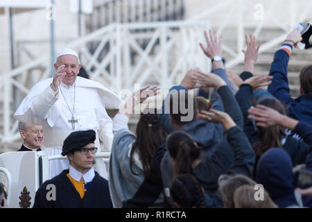 Cité du Vatican, Vatican. 14Th Nov 2018. Le pape François au cours de son audience générale hebdomadaire le mercredi sur la Place Saint-Pierre, au Vatican le 14 novembre 2018 Crédit : Sylvia Je suis intéressé/Alamy Live News Banque D'Images
