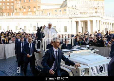 Cité du Vatican, Vatican. 14Th Nov 2018. Le pape François au cours de son audience générale hebdomadaire le mercredi sur la Place Saint-Pierre, au Vatican le 14 novembre 2018 Crédit : Sylvia Je suis intéressé/Alamy Live News Banque D'Images