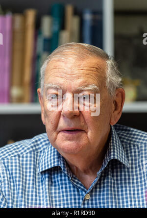 14 novembre 2018, Hessen, Frankfurt/Main : l'American paleoanthropologist et découvreur du squelette "Lucy", Donald C. Johanson, parle aux journalistes au cours d'une conférence de presse au Musée Senckenberg. L'paleoanthropologist découvert les ossements d'Australopithecus afarensis il y a 44 ans en Éthiopie. Le squelette "Lucy" a été longtemps considérée comme la plus ancienne preuve de la démarche à l'endroit de nos ancêtres. Photo : Silas Stein/dpa Banque D'Images