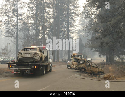 Paradis, USA. 13Th Nov, 2018. Les voitures brûlées sont retirées de la route après le feu de forêt, la soi-disant 'Camp' incendie. Paradise est devenue une ville fantôme. Seuls les camions de pompiers et des camions de pompiers de route à travers le paysage fantasmagorique. Les résidents ne sont pas autorisés à revenir pour le moment. (Dpa 'paradis comme l'enfer sur terre - 'va créer une nouvelle église' du 14.11.2018) Crédit : Barbara Munker/dpa/Alamy Live News Banque D'Images