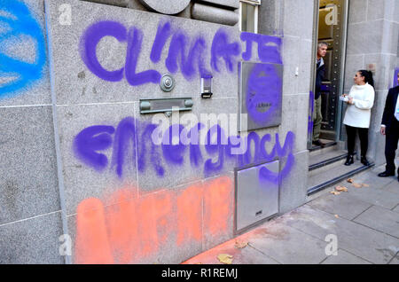 Londres, Royaume-Uni. 14 novembre 2018. Plusieurs personnes sont arrêtées en tant que défenseurs de l'environnement rébellion Extinction protester contre le ministère de l'environnement et des affaires rurales (DEFRA) avant qu'une réunion du cabinet crucial pour discuter/PjrFoto Brexit : Crédit Alamy Live News Banque D'Images