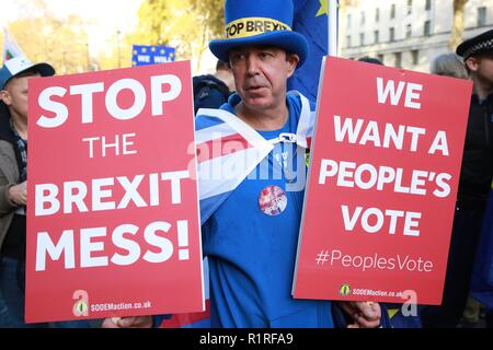 Londres, Royaume-Uni. 14 novembre, 2018. Steve Bray, militant pro-UE de SODEM, manifestations devant Downing Street le jour de la réunion du Cabinet d'urgence d'approuver le projet d'accord Brexit. Banque D'Images