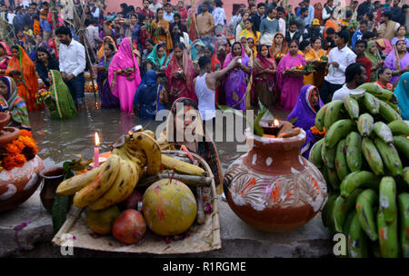 New Delhi, Inde. 14Th Nov, 2018. Les femmes accomplissent les rituels hindous pour marquer Chhath Puja festival, dédié à l'adoration du dieu Soleil, à la banque du fleuve Yamuna à New Delhi, Inde, le 14 novembre 2018. Chhath festival est une ancienne fête hindoue au cours de laquelle hommage est payé au soleil et l'eau dieux huit jours après Diwali, pour la longévité et la prospérité des membres de la famille. Credit : Partha Sarkar/Xinhua/Alamy Live News Banque D'Images