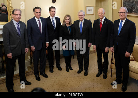 De gauche à droite : United States Sénateurs élu Mike Braun (républicain de l'Indiana), Mitt Romney (républicain de l'Utah), Josh Hawley (républicain du Missouri), Marsha Blackburn (républicain du Tennessee), Rick Scott, candidat au Sénat de Floride, et Kevin Cramer (républicain du Dakota du Nord), posent pour une photo avec nous le Chef de la majorité au Sénat Mitch McConnell (républicain du Kentucky) au Capitole à Washington, DC Le 14 novembre 2018. Crédit : Alex Edelman/CNP | conditions dans le monde entier Banque D'Images