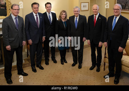 De gauche à droite : United States Sénateurs élu Mike Braun (républicain de l'Indiana), Mitt Romney (républicain de l'Utah), Josh Hawley (républicain du Missouri), Marsha Blackburn (républicain du Tennessee), Rick Scott, candidat au Sénat de Floride, et Kevin Cramer (républicain du Dakota du Nord), posent pour une photo avec nous le Chef de la majorité au Sénat Mitch McConnell (républicain du Kentucky) au Capitole à Washington, DC Le 14 novembre 2018. Crédit : Alex Edelman/CNP | conditions dans le monde entier Banque D'Images