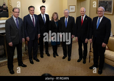 De gauche à droite : United States Sénateurs élu Mike Braun (républicain de l'Indiana), Mitt Romney (républicain de l'Utah), Josh Hawley (républicain du Missouri), Marsha Blackburn (républicain du Tennessee), Rick Scott, candidat au Sénat de Floride, et Kevin Cramer (républicain du Dakota du Nord), posent pour une photo avec nous le Chef de la majorité au Sénat Mitch McConnell (républicain du Kentucky) au Capitole à Washington, DC Le 14 novembre 2018. Crédit : Alex Edelman/CNP /MediaPunch Banque D'Images