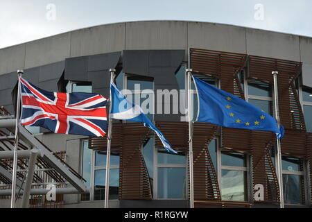 Edinburgh, Royaume-Uni. 14Th Nov, 2018. Comme Theresa May's gouvernement tenter de faire adopter un accord final pour les plans de dernière minute, les drapeaux flottants ou non aux commandes à l'extérieur du Parlement écossais à Édimbourg est peut-être dire sinon que celle de la Première Ministre Nicola Sturgeon tente toute tentative pour mettre un terme aux plans du mai. Crédit : Colin Fisher/Alamy Live News Banque D'Images