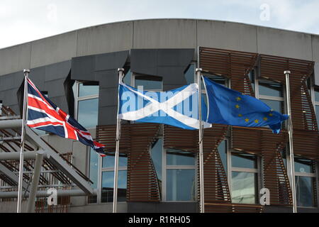 Edinburgh, Royaume-Uni. 14Th Nov, 2018. Comme Theresa May's gouvernement tenter de faire adopter un accord final pour les plans de dernière minute, les drapeaux flottants ou non aux commandes à l'extérieur du Parlement écossais à Édimbourg est peut-être dire sinon que celle de la Première Ministre Nicola Sturgeon tente toute tentative pour mettre un terme aux plans du mai. Crédit : Colin Fisher/Alamy Live News Banque D'Images