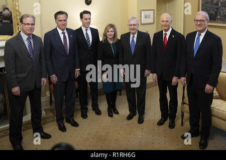 Washington, District de Columbia, Etats-Unis. 14Th Nov, 2018. De gauche à droite : United States Sénateurs élu Mike Braun (républicain de l'Indiana), Mitt Romney (républicain de l'Utah), Josh Hawley (républicain du Missouri), Marsha Blackburn (républicain du Tennessee), Rick Scott, candidat au Sénat de Floride, et Kevin Cramer (républicain du Dakota du Nord), posent pour une photo avec nous le Chef de la majorité au Sénat Mitch McConnell (républicain du Kentucky) au Capitole à Washington, DC Le 14 novembre 2018. Crédit : Alex Edelman/CNP Crédit : Alex Edelman/CNP/ZUMA/Alamy Fil Live News Banque D'Images