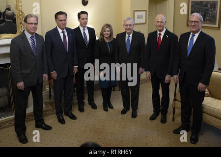 Washington, District de Columbia, Etats-Unis. 14Th Nov, 2018. De gauche à droite : United States Sénateurs élu Mike Braun (républicain de l'Indiana), Mitt Romney (républicain de l'Utah), Josh Hawley (républicain du Missouri), Marsha Blackburn (républicain du Tennessee), Rick Scott, candidat au Sénat de Floride, et Kevin Cramer (républicain du Dakota du Nord), posent pour une photo avec nous le Chef de la majorité au Sénat Mitch McConnell (républicain du Kentucky) au Capitole à Washington, DC Le 14 novembre 2018. Crédit : Alex Edelman/CNP Crédit : Alex Edelman/CNP/ZUMA/Alamy Fil Live News Banque D'Images