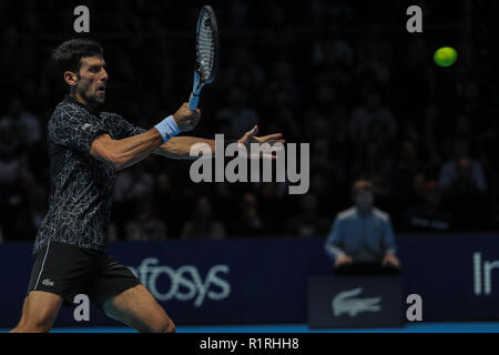 Londres, Royaume-Uni. 14 novembre, 2018. 14 novembre 2018, l'O2 , , Londres, Angleterre ; Nitto ATP World Tour Finals, jour 4 ; le Paris de la Serbie en action lors de son match contre Alexander Zverev Allemagne de Romena Fogliati Crédit : Crédit : Images Actualités/News Images /Alamy Live News Banque D'Images