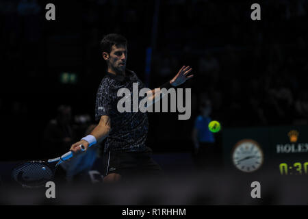 Londres, Royaume-Uni. 14 novembre, 2018. 14 novembre 2018, l'O2 , , Londres, Angleterre ; Nitto ATP World Tour Finals, jour 4 ; le Paris de la Serbie en action lors de son match contre Alexander Zverev Allemagne de Romena Fogliati Crédit : Crédit : Images Actualités/News Images /Alamy Live News Banque D'Images