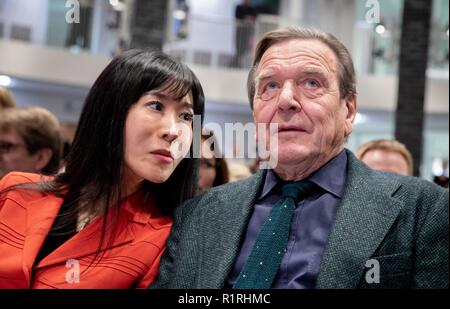Berlin, Allemagne. 05Th Nov, 2018. Soyeon Schroeder-Kim et Gerhard Schroeder, le 5 novembre 2018. Credit : Kay Nietfeld/dpa/Alamy Live News Banque D'Images