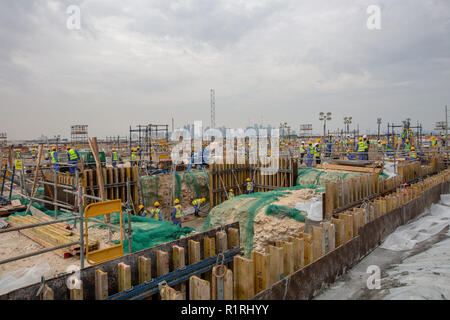 Doha, Qatar. 12Th Nov, 2018. Les travailleurs de la construction travaillent sur le site de la Ras Abu Aboud Stadium. Le Qatar accueillera la Coupe du Monde FIFA 2022. Credit : Sharil Babu/dpa/Alamy Live News Banque D'Images