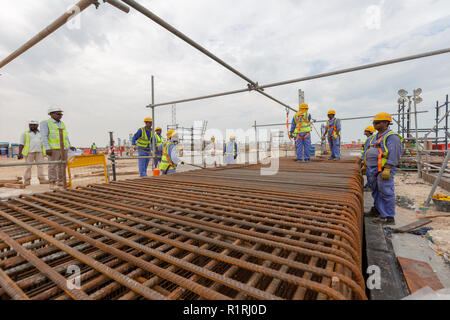 Doha, Qatar. 12Th Nov, 2018. Les travailleurs de la construction travaillent sur le site de la Ras Abu Aboud Stadium. Le Qatar accueillera la Coupe du Monde FIFA 2022. Credit : Sharil Babu/dpa/Alamy Live News Banque D'Images