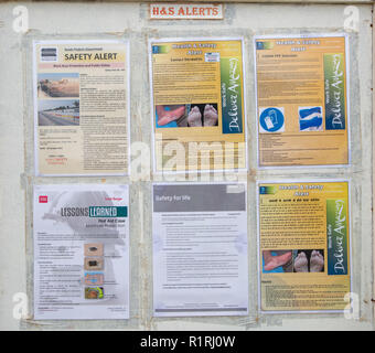 Doha, Qatar. 12Th Nov, 2018. L'avis du conseil est représenté sur le site de construction du stade de Ras Abu Aboud. Le Qatar accueillera la Coupe du Monde FIFA 2022. Credit : Sharil Babu/dpa/Alamy Live News Banque D'Images