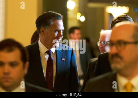 Washington, États-Unis d'Amérique. 14Th Nov, 2018. États-unis le sénateur-élu Mitt Romney (républicain de l'Utah) quitte la réunion du caucus républicain du Sénat à l'United States Capitol sur la colline du Capitole à Washington, DC Le 14 novembre 2018. Crédit : Alex Edelman/CNP Crédit dans le monde entier | conditions : dpa/Alamy Live News Banque D'Images