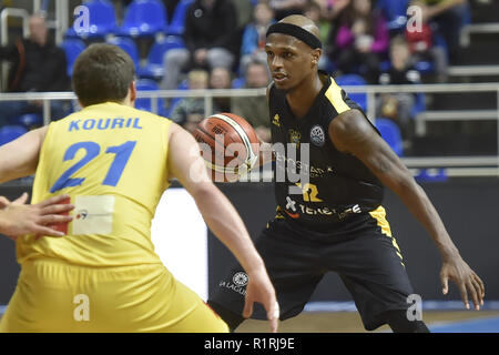 Opava, République tchèque. 14Th Nov, 2018. Radovan Kouril d'Opava, gauche, et de l'Iberostar McFadden Thaddus Tenerife en action lors de la Ligue des Champions de basket-ball match du groupe B BK Opava vs Tenerife Iberostar dans Opava, République tchèque, le 14 novembre 2018. Photo : CTK Jaroslav Ozana/Photo/Alamy Live News Banque D'Images