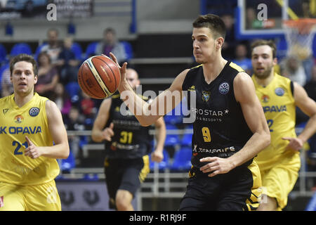 Opava, République tchèque. 14Th Nov, 2018. Radovan Kouril d'Opava, gauche, et Nicolas Brussino d'Iberostar Tenerife en action lors de la Ligue des Champions de basket-ball match du groupe B BK Opava vs Tenerife Iberostar dans Opava, République tchèque, le 14 novembre 2018. Photo : CTK Jaroslav Ozana/Photo/Alamy Live News Banque D'Images