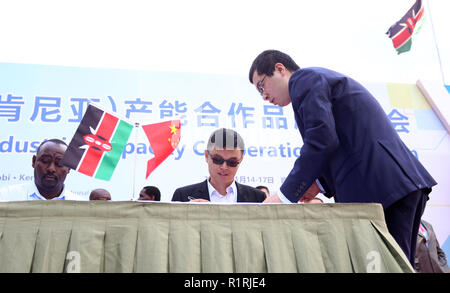 Nairobi, Kenya. 14Th Nov, 2018. Les représentants des investisseurs vu la signature des accords d'entreprise au cours de l'événement.La Chine et le Kenya a organisé une exposition de la coopération de la capacité industrielle à Nairobi, au Kenya. Il s'agissait de signature de coopérations bilatérales dans les domaines de l'infrastructure où la production et les entreprises ont mis en place des processus de base en Afrique, dont le Kenya. Credit : Billy Mutai SOPA/Images/ZUMA/Alamy Fil Live News Banque D'Images