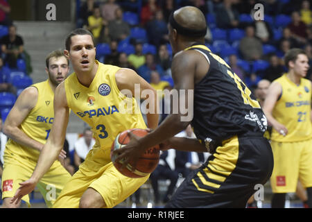 Opava, République tchèque. 14Th Nov, 2018. Ludek Jurecka d'Opava, gauche, et de l'Iberostar McFadden Thaddus Tenerife en action lors de la Ligue des Champions de basket-ball match du groupe B BK Opava vs Tenerife Iberostar dans Opava, République tchèque, le 14 novembre 2018. Photo : CTK Jaroslav Ozana/Photo/Alamy Live News Banque D'Images