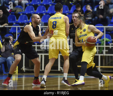 Opava, République tchèque. 14Th Nov, 2018. (L-R) Pierre-Antoine Gillet de l'Iberostar Tenerife, Jan Svandrlik d'Opava, Colton Iverson d'Iberostar Tenerife et Jakub Sirina d'Opava en action lors de la Ligue des Champions de basket-ball match du groupe B BK Opava vs Tenerife Iberostar dans Opava, République tchèque, le 14 novembre 2018. Photo : CTK Jaroslav Ozana/Photo/Alamy Live News Banque D'Images