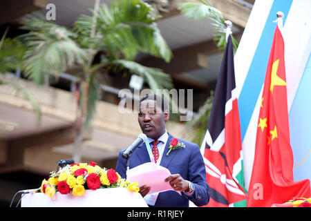 Nairobi, Kenya. 14Th Nov, 2018. Le secrétaire du Cabinet du Kenya pour Ministère du commerce et de l'industrie Peter Munya vu faire un discours pendant l'événement.La Chine et le Kenya a organisé une exposition de la coopération de la capacité industrielle à Nairobi, au Kenya. Il s'agissait de signature de coopérations bilatérales dans les domaines de l'infrastructure où la production et les entreprises ont mis en place des processus de base en Afrique, dont le Kenya. Credit : Billy Mutai SOPA/Images/ZUMA/Alamy Fil Live News Banque D'Images