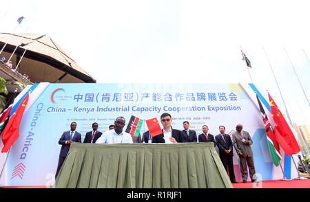 Nairobi, Kenya. 14Th Nov, 2018. Les représentants des investisseurs vu la signature des accords d'entreprise au cours de l'événement.La Chine et le Kenya a organisé une exposition de la coopération de la capacité industrielle à Nairobi, au Kenya. Il s'agissait de signature de coopérations bilatérales dans les domaines de l'infrastructure où la production et les entreprises ont mis en place des processus de base en Afrique, dont le Kenya. Credit : Billy Mutai SOPA/Images/ZUMA/Alamy Fil Live News Banque D'Images