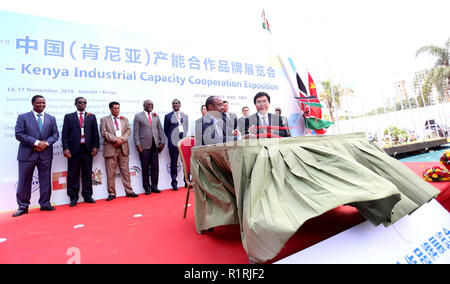 Nairobi, Kenya. 14Th Nov, 2018. Les représentants des investisseurs vu la signature des accords d'entreprise au cours de l'événement.La Chine et le Kenya a organisé une exposition de la coopération de la capacité industrielle à Nairobi, au Kenya. Il s'agissait de signature de coopérations bilatérales dans les domaines de l'infrastructure où la production et les entreprises ont mis en place des processus de base en Afrique, dont le Kenya. Credit : Billy Mutai SOPA/Images/ZUMA/Alamy Fil Live News Banque D'Images