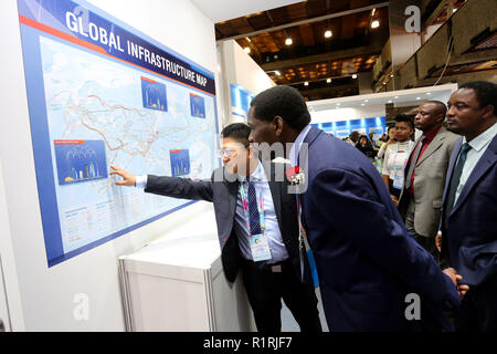 Nairobi, Kenya. 14Th Nov, 2018. Le secrétaire du Cabinet du Kenya pour Ministère du commerce et de l'industrie Peter Munya (à droite) vu prises par certaines des expositions de produits chinois au cours de l'événement.La Chine et le Kenya a organisé une exposition de la coopération de la capacité industrielle à Nairobi, au Kenya. Il s'agissait de signature de coopérations bilatérales dans les domaines de l'infrastructure où la production et les entreprises ont mis en place des processus de base en Afrique, dont le Kenya. Credit : Billy Mutai SOPA/Images/ZUMA/Alamy Fil Live News Banque D'Images