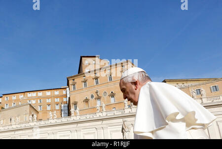 Cité du Vatican, Vatican.14 Novembre 2018. Le pape François arrive pour célébrer son audience générale hebdomadaire sur la Place Saint Pierre. © Riccardo De Luca METTRE À JOUR LES IMAGES/ Alamy Live News Banque D'Images