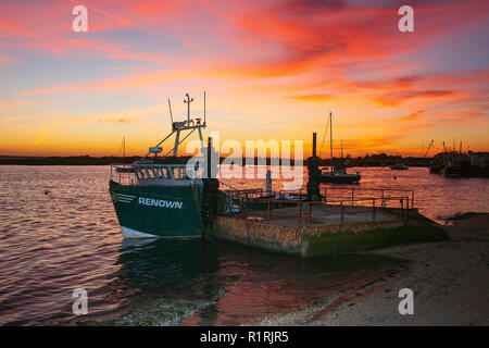 Leigh on Sea, Essex, Royaume-Uni. 14 novembre, 2018. Les couchers du soleil à Leigh On Sea Essex après une journée d'automne très doux. Les prévisions météo sont pour les températures à travers le Royaume-Uni pour atteindre bien au-dessus de moyenne pour la mi-novembre où 17c est possible dans les prochains jours. 14 novembre 2018 Crédit : MARTIN DALTON/Alamy Live News Banque D'Images