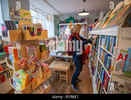 Mainstreet Trading Company , St Boswells, Scottish Borders, Scotland. 14 novembre 2018. Librairie St Boswells, café, traiteur nommé la Meilleure petite boutique de 2018, décerné par la Confédération des détaillants indépendants. Une librairie, café, deli & boutique accessoires basé à St Boswells, dans l'Ecosse rurale, a été nommée meilleure petite boutique de la Grande-Bretagne de 2018 à un événement au Parlement. Une librairie indépendante, la librairie de la rue principale de l'entreprise Commercial & cafe, a été nommée meilleure petite boutique de la Grande-Bretagne de 2018. Credit : phil wilkinson/Alamy Live News Banque D'Images