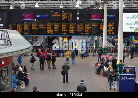 Edinburgh, Royaume-Uni. 14Th Nov, 2018. Destination : un mystère ? En prévision d'un vote de Holyrood appelant à la clause de rupture ScotRail exercé, leader travailliste écossais Richard Leonard et porte-parole de Transport Colin Smyth fait campagne à la gare de Waverley. Crédit : Colin Fisher/Alamy Live News Banque D'Images