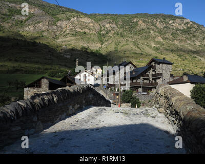 Espot, Spanien. 13 Sep, 2018. La communauté de montagne de Espot dans les Pyrénées espagnoles est le point de départ pour des randonnées dans le Parc National Aigüestortes - vieux pont de pierre du 11ème siècle, inscrite sur l'utilisation dans le monde entier 13.09.2018 | Credit : dpa/Alamy Live News Banque D'Images