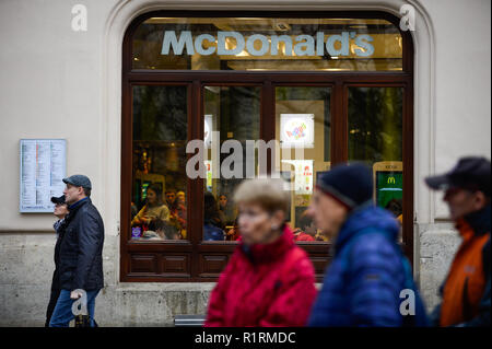 Cracovie, Pologne. 14Th Nov, 2018. Les personnes sont considérées en passant à côté de Macdonalds restaurant à Cracovie. Credit : Omar Marques/SOPA Images/ZUMA/Alamy Fil Live News Banque D'Images