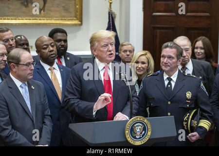 14 novembre 2018 - Washington, District of Columbia, États-Unis - Le Président des Etats-Unis, Donald J. Trump, centre, annonce son appui de H. R. 5682, la ''Première étape Act'' dans la Roosevelt Room de la Maison Blanche à Washington, DC le mercredi, Novembre 14, 2018. Selon le site congress.gov, ce projet de loi est intitulé ''l'anciennement incarcérées entrer de nouveau transformé la société en transition en toute sécurité chaque personne ou de la Loi sur la première étape loi.'' Il bénéficie d'un soutien bipartisan. Avec le président permanent sont : Chuck, Canterbury, président national de l'ordre fraternel de la police, à gauche, et le chef Paul Cellule, Pr Banque D'Images