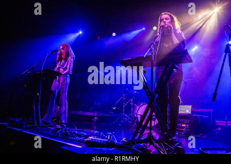 Milan Italie. 14 novembre 2018. Le groupe pop britannique A TABLE GRAND-MÈRE il se produit sur scène à l'ouverture de la Fabrique de montrer Airbourne. Credit : Rodolfo Sassano/Alamy Live News Banque D'Images