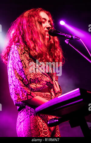 Milan Italie. 14 novembre 2018. Le groupe pop britannique A TABLE GRAND-MÈRE il se produit sur scène à l'ouverture de la Fabrique de montrer Airbourne. Credit : Rodolfo Sassano/Alamy Live News Banque D'Images